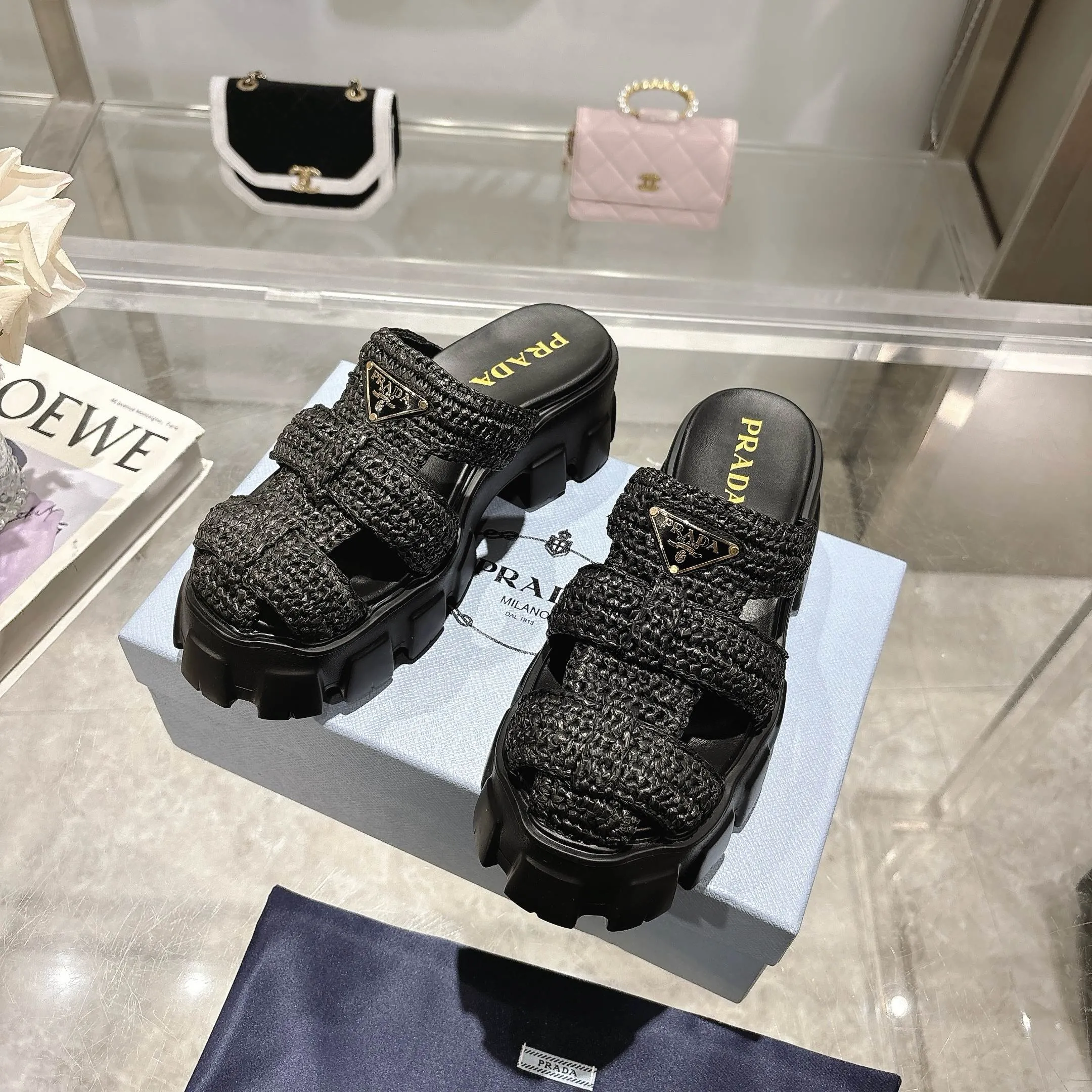 👟👟Ex-factory price 500👟👟 Original eco-friendly PP paper material, high version Prada Prada’s latest pig cage shoes, Roman woven thick-soled rubber slippers, the latest eco-friendly ♻️PP material, high price, fully handmade crochet, just like knitting sweaters, slow work and meticulous work, retro fashionable and avant-garde thick-soled soles with rubber uppers, retro wood grain to meet the various choices of fashionable people of different styles! The iconic metal triangle logo is paired with the shape of ancient beach sandals. Every design element is fashionable! Code number 35-41